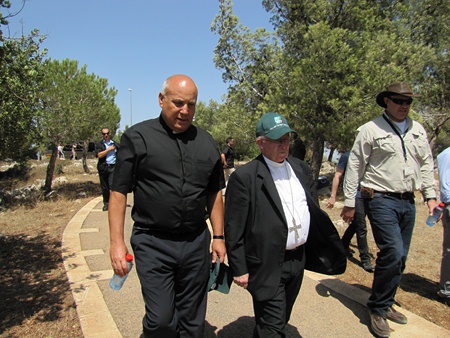 Cardinal Antonio Cañzares Llovera (middle), walks along part of the Gospel Trail.
Photo: KKL-JNF Photo Archive