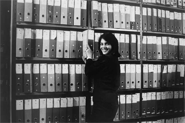 ירושלים - עדינה שולפת קלסר מארכיון התמונות. צילום: מקס ריצ'ארדסון