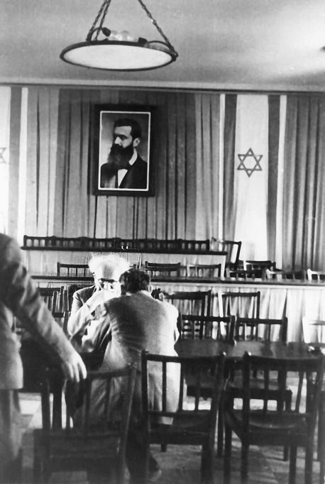 דוד בן גוריון, זמן קצר לפני אסיפת מנהלת העם בבית קרן קימת בתל אביב, מאי 1948. צילום: ארכיון הצילומים של קק''ל