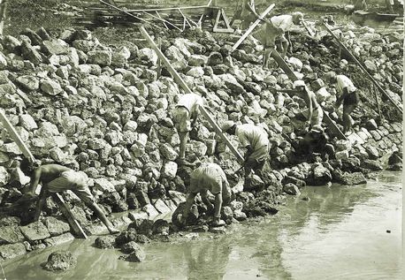 פועלים ראשונים בעמק יזרעאל זמן קצר לאחר גאולת האדמות. צילום: ארכיון הצילומים של קק''ל