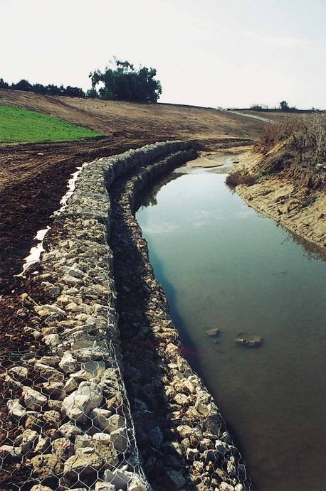 נחל לכיש בסיומן של העבודות להסדרת הערוץ. צילום: ארכיון הצילומים של קק''ל