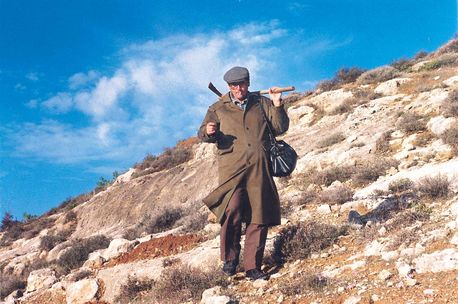 עולה חדש בדרך לנטיעה בעמינדב, ליד ירושלים. צילום: ארכיון הצילומים של קק''ל