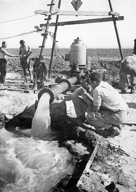 קידוח מים בנגב, 1950. צילום: ארכיון הצילומים של קק''ל