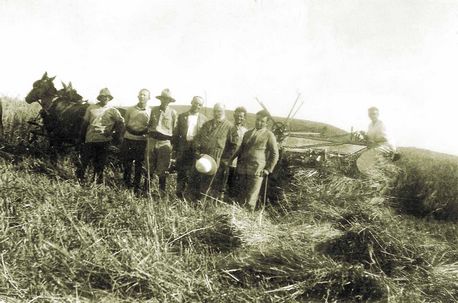 יור קקל בין השנים  1922 - 1941 מנחם אוסישקין מבקר בכפר ויתקין. צילום: ארכיון הצילומים של קק''ל