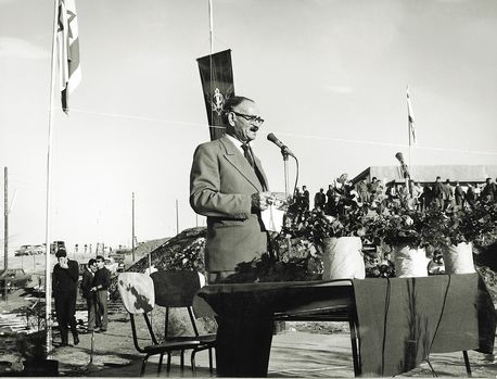 יוסף וייץ נואם בטקס העלייה לקרקע של מי עמי, ואדי ערה, 1963. צילום: ארכיון הצילומים של קק''ל