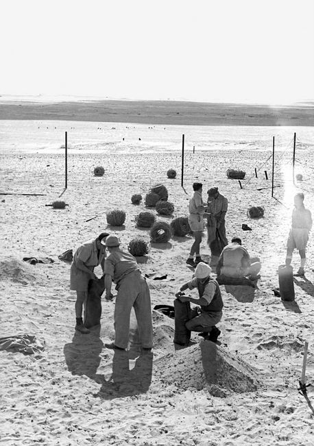 יא הנקודות, הקמת גדר ומבנה ראשון. צילום: ארכיון הצילומים של קק''ל