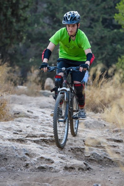 אף פעם לא מוקדם מדי לרכוב בסינגלים. צילום: אילן שחם, ארכיון הצילומים של קק"ל