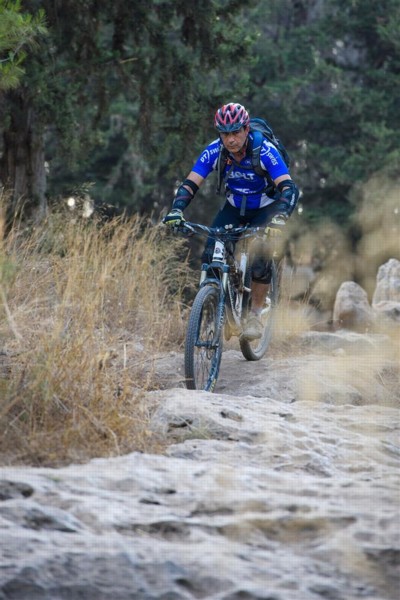 ניווט בין משטחי סלע. צילום: אילן שחם, ארכיון הצילומים של קק"ל