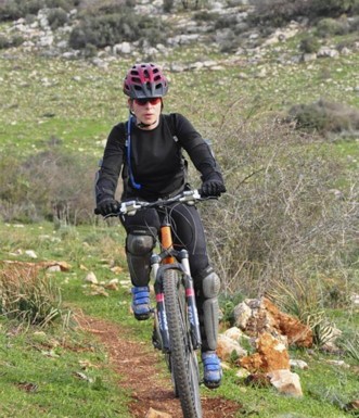 בין עצים ובין סלעים טסה הרוכבת.  צילום: אילן שחם, ארכיון הצילומים של קק"ל