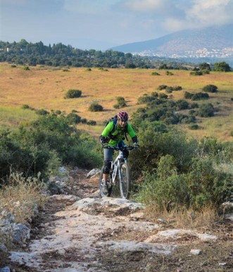 טיפוס טכני מעל העמקיום מהנה על האוכף.  צילום: אילן שחם, ארכיון הצילומים של קק"ל