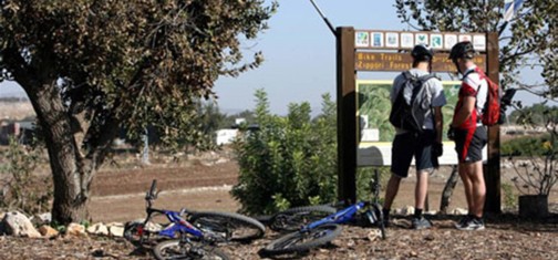 שלט המבואה בכניסה למסלול.  צילום: דרור ארצי - קק"ל