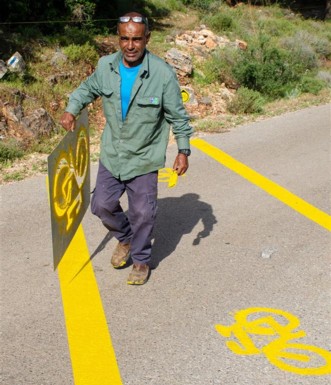 עובדי קק"ל מסמנים שילוט אופניים על הכביש.  צילם: אילן שחם