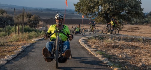 הכניסה לסינגל גבעת חציר – קטע אספלט קצר לפי שיורדים לשטח. צילום: אילן שחם