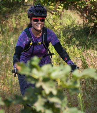 רכיבה בין המטעים. צילום: אילן שחם