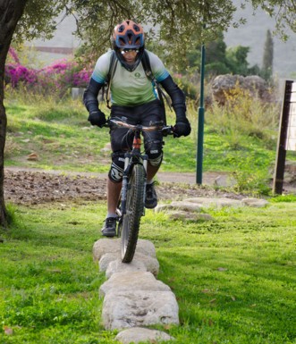 חידוד מיומנויות הרכיבה בפארק אלון בכרמיאל. צילום: אילן שחם