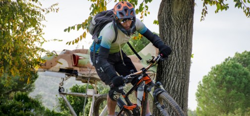 ברם עם סקייהוק ברקע בפאמפטרק כרמיאל. צילום: אילן שחם