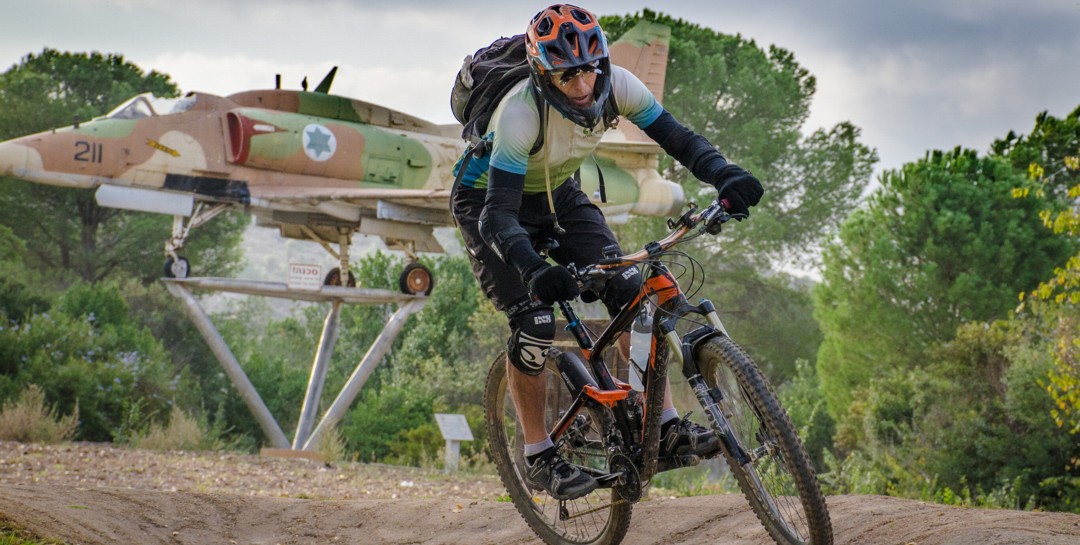 ברם עם סקייהוק ברקע בפאמפטרק כרמיאל. צילום: אילן שחם, ארכיון הצילומים של קק"ל