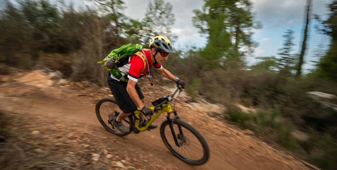 רכיבה בסינגל סובב מעלה נחל אלכסנדר. צילום: אילן שחם, ארכיון הצילומים של קקל