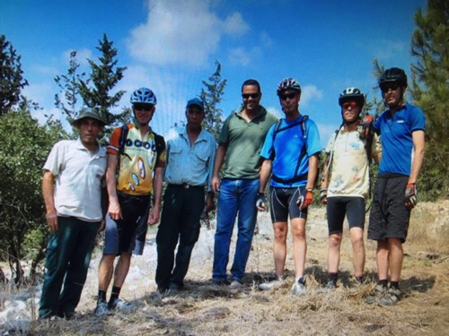 תמונה ״היסטורית״ מתקופת פריצת סינגל יער בית קשת – ספטמבר 2007.
מימין לשמאל: אדר שדמי מבוץ, עודד שוהם משדמות דבורה, גיל עצמון מקקל, שלי בן ישי מקקל, סאלח מזריב מקקל, פיט וובר מ IMBA, נאסר חמאיסי מקקל.