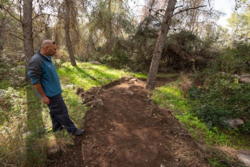 יואב בהט סוקר את הבניה בסינגל משואה. צילם: אילן שחם