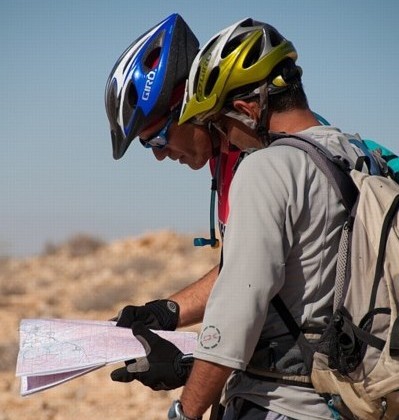 רגע של התייעצות עם המפה. צילום: אילן שחם