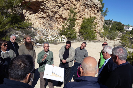 ליאור צורף מעדכן את משתתפי הסיור בנתונים.  צילום: ליאור כוריאל