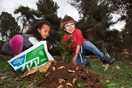ילדים נוטעים. צילום: אבי הירשפילד, ארכיון הצילומים של קקל