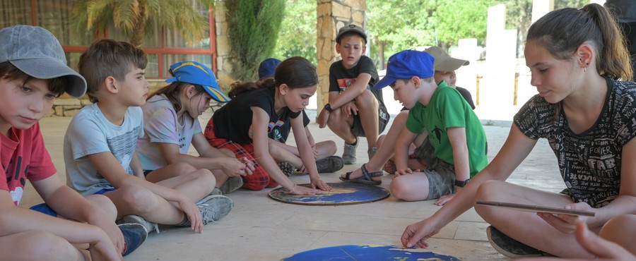 פעילות הכדור בידינו. צילום: מיכאל חורי, ארכיון הצילומים של קקל