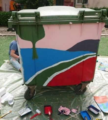 פעילות אומנותית סביבתית:צביעת פחים ברחבי האתר. צילום: רקפת הימן זהבי
