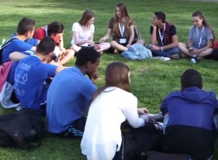 אילו רגשות העלה התהליך? שיח בני נוער.  צילום מתוך יוטיוב