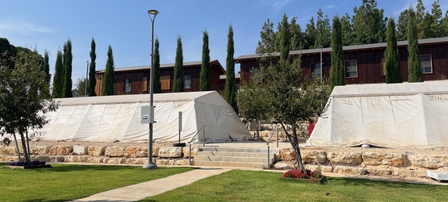 האוהלים הבנויים והבקתות. צילום: אדוה קימלפלד, ארכיון הצילומים של קקל