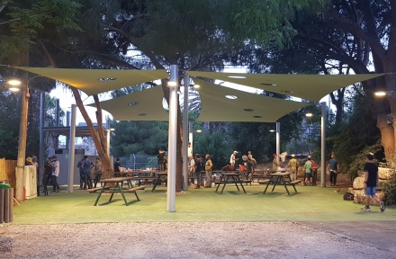 חדר אוכל שדה בשטח הגיחה.  צילום: אדוה קימלפלד, ארכיון הצילומים של קקל