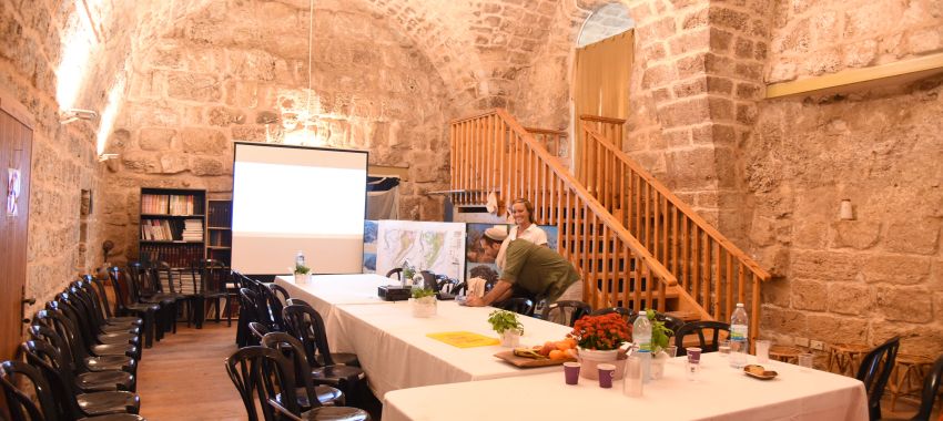 חדר ישיבות במוזיאון אחיעם לפיסול. צילום: דנה פרידלנדר, ארכיון הצילומים של קקל