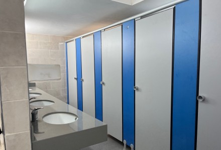 שירותים ומקלחות.  צילום: אדוה קימלפלד, ארכיון הצילומים של קקל