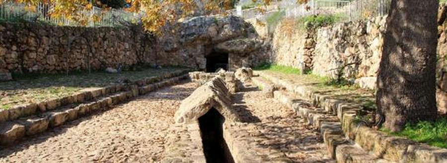 אמת המים היוצאת מעין צור. צילום: יעקב שקולניק, ארכיון הצילומים של קקל