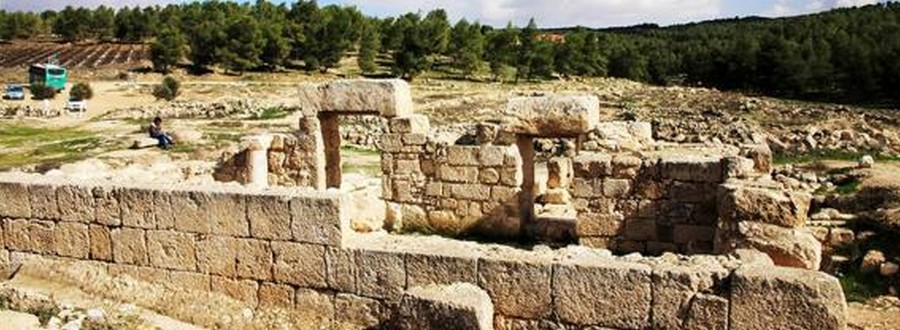 בית הכנסת בחורבת ענים ביער יתיר. צילום: יעקב שקולניק, ארכיון הצילומים של קקל 