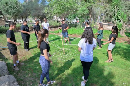 מובילים את המוט במבוך החבלים מבלי לשפוך את המים. צילום: מיכאל חורי, ארכיון הצילומים של קקל