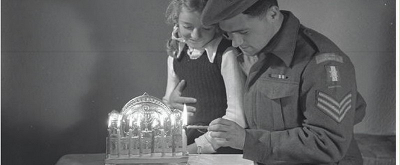 הדלקת חנוכייה בירושלים, 1945. צילום: מ. שוורץ, ארכיון הצילומים של קקל
