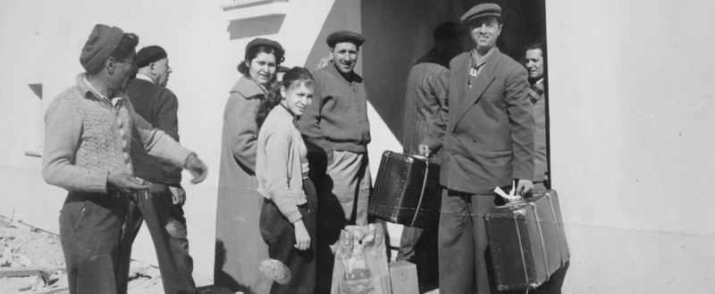 עולים עם הגיעם לארץ. צילום: פרד צ'סניק, ארכיון הצילומים של קקל