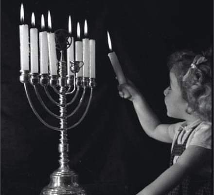 ירושלים 1947. ילדה ירושלמית שמייצגת את הדור הצעיר מדליקה חנוכייה.
צילום: אדגר הירשביין, ארכיון הצילומים של קקל