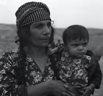 עולה חדשה מעיראק במעברה בהר הקסטל, 1951. צילום: אברהם מלבסקי