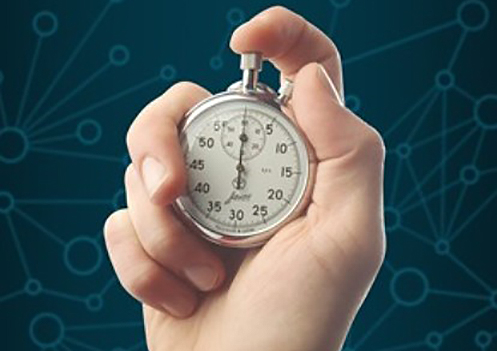 יד אוחזת בשעון עצר. צילום: pixabay