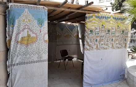 גרים שבעה ימים בסוכה ארעית. 
צילום: ארכיון הצילומים של קקל