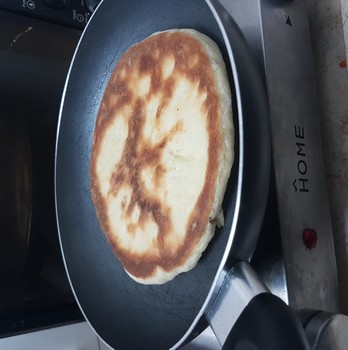 ככה מכינים פיתה עסיסית במחבת. צילום: אלישבע מאי