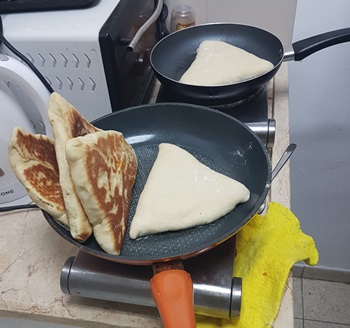 ככה מכינים פיתה עסיסית במחבת. צילום: אלישבע מאי