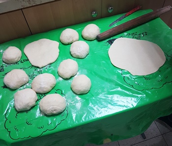 טעים עם לאבנה ושמן זית, אבל הכי טעים עם שוקולד. צילום:אלישבע מאי