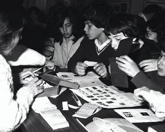 בתמונה: ילדים בתערוכת בולי קקל בשנת 1975. צילום: ארכיון הצילומים של קקל