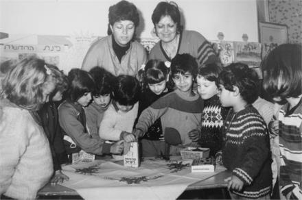 ילדים תורמים לקופסה הכחולה. צילום: ישראל סיני, ארכיון הצילומים של קקל