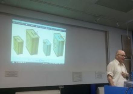 פרופ' לדני והקופסאות הכחולות. צילום: חיה קול-אל אייכנראנד

