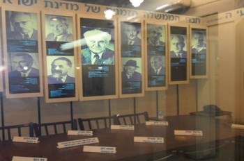 שולחן הישיבות המיתולוגי בבית קקל. צילום: קקל
